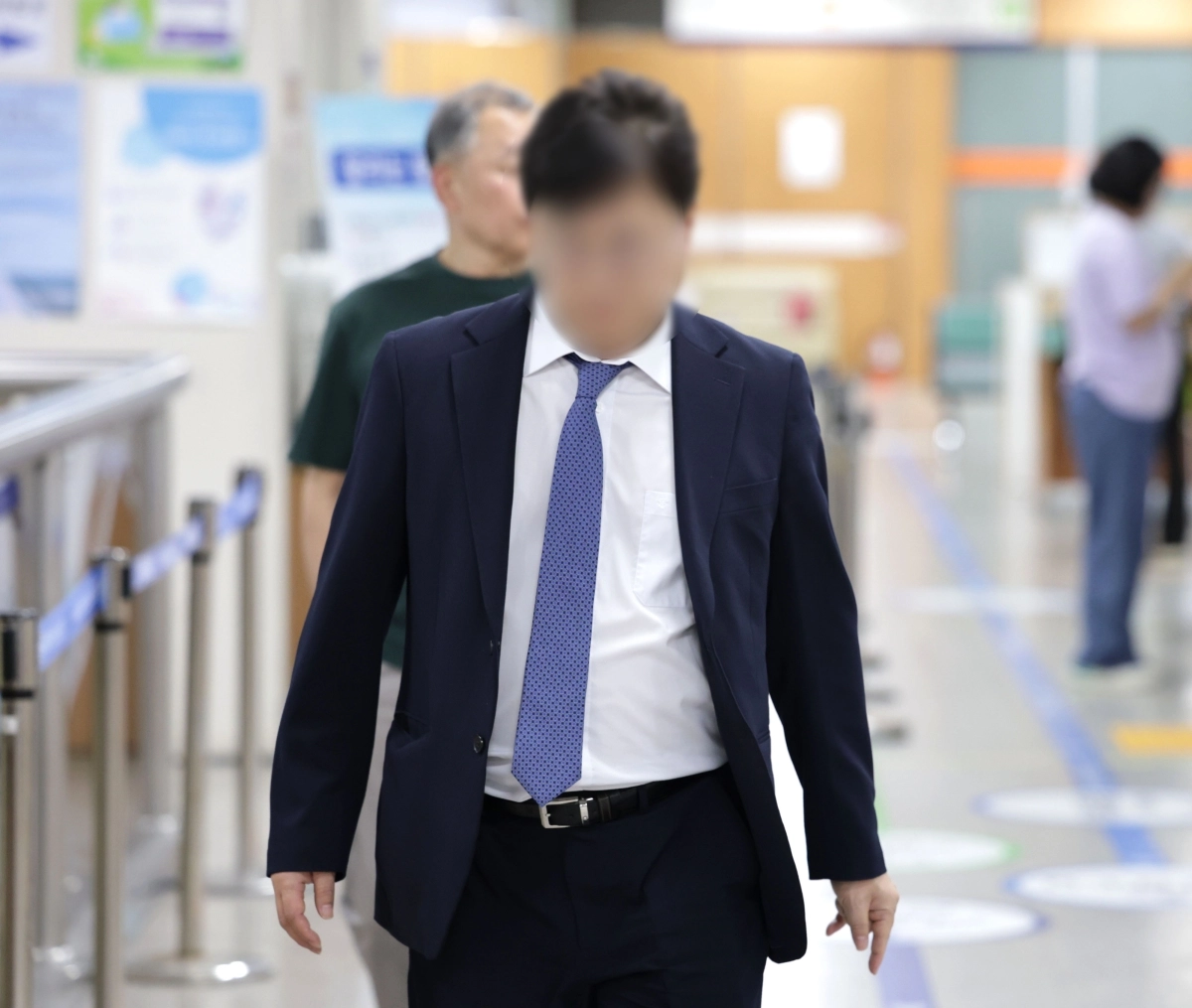 법무부 장관 후보였던 더불어민주당 김승원 의원의 코로나19 임상시험 승인 로비 의혹에 연루된 제넨셀 창업자 강모 교수가 30일 서울 서초구 서울고등법원에서 열린 배임 혐의 2심 선고 공판에 출석하고 있다. 2026.9.30. 연합뉴스