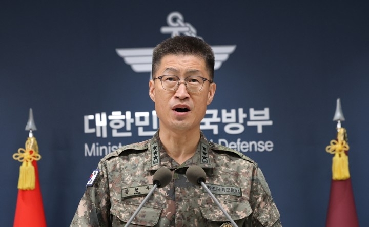 강현우 합참 작전본부장이 30일 서울 용산구 국방부에서 비무장지대(DMZ) 지뢰 폭발 관련 입장을 밝히고 있다.  연합뉴스