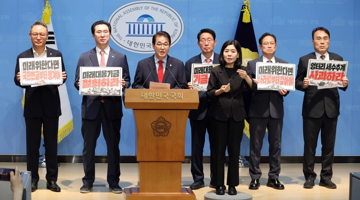 국회 재정경제기획위원회 소속 국민의힘 배준영 간사를 비롯한 위원들이 30일 국회 소통관에서 ‘2026 국세수입 재추계 정부 발표’에 대한 입장을 밝히고 있다. 2026.9.30 연합뉴스