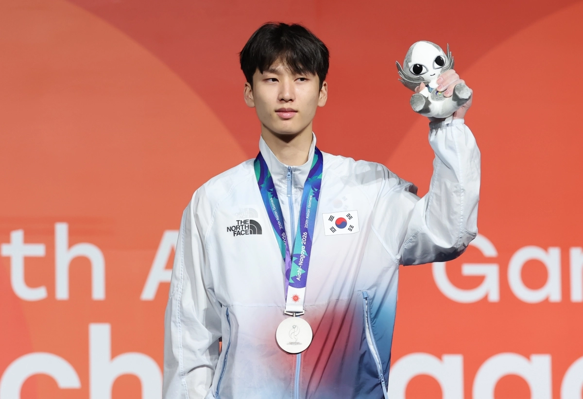 스포츠클라이밍 국가대표 이도현이 30일 일본 나고야 국제전시장에서 열린 2026 아이치·나고야 아시안게임 스포츠클라이밍 남자 볼더링 시상식에서 은메달을 목에 걸고 인사하고 있다. 2026.9.30 나고야 연합뉴스
