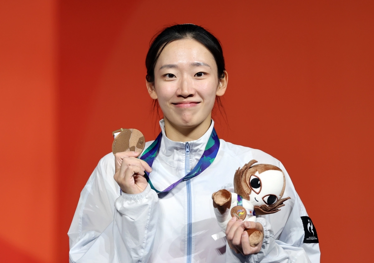 스포츠클라이밍 국가대표 정지민이 30일 일본 나고야 국제전시장에서 열린 2026 아이치·나고야 아시안게임 스포츠클라이밍 여자 스피드 시상식에서 동메달을 들고 미소 짓고 있다. 2026.9.30 나고야 연합뉴스