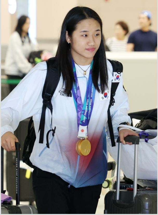 아시안게임 2연패 달성 안세영 귀국아시안게임 사상 최초로 배드민턴 여자 단식 2연패를 달성한 안세영이 30일 인천국제공항 제2여객터미널을 통해 귀국하고 있다. 안세영은 지난 29일 열린 2026 아이치·나고야 아시안게임 배드민턴 여자 단식 결승에서 일본의 야마구치 아카네(3위)를 2-0(21-17 21-9)으로 완승을 거뒀다. 2026.09.30. 뉴시스