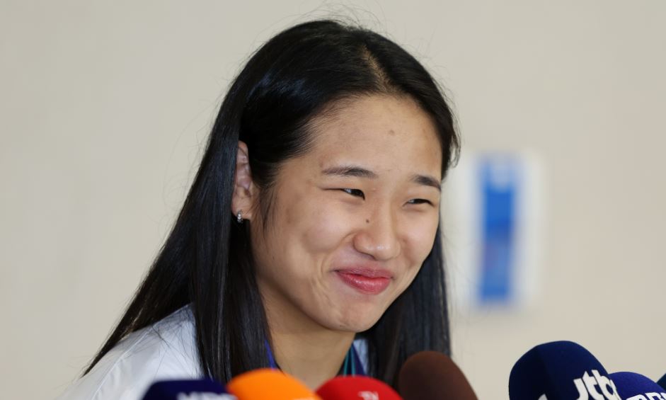 미소짓는 안세영아시안게임 사상 최초로 배드민턴 여자 단식 2연패를 달성한 안세영이 30일 인천국제공항 제2여객터미널을 통해 귀국해 취재진과 인터뷰를 하고 있다. 안세영은 지난 29일 열린 2026 아이치·나고야 아시안게임 배드민턴 여자 단식 결승에서 일본의 야마구치 아카네(3위)를 2-0(21-17 21-9)으로 완승을 거뒀다. 2026.09.30. 뉴시스