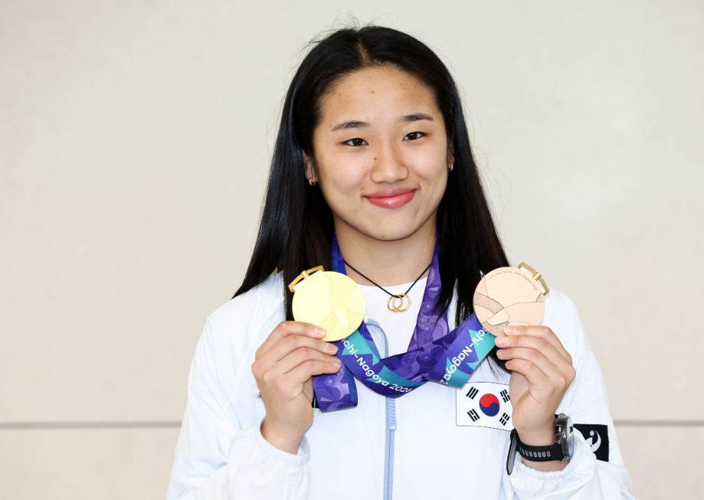 배드민턴 최강 안세영, ‘나고야 아시안게임 메달 2개 획득’2026 아이치·나고야 아시안게임 배드민턴 여자 단식에서 금메달을 차지한 안세영이 30일 인천국제공항 제2여객터미널을 통해 귀국 후 취재진 앞에서 메달을 들고 포즈를 취하고 있다. 2026.9.30 뉴스1