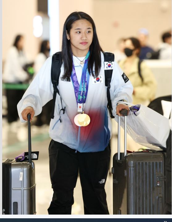 사상 최초 ‘AG여자 단식 2연패’ 안세영, ‘금의환향’2026 아이치·나고야 아시안게임 배드민턴 여자 단식에서 금메달을 차지한 안세영이 30일 인천국제공항 제2여객터미널을 통해 귀국하고 있다. 2026.9.30 뉴스1