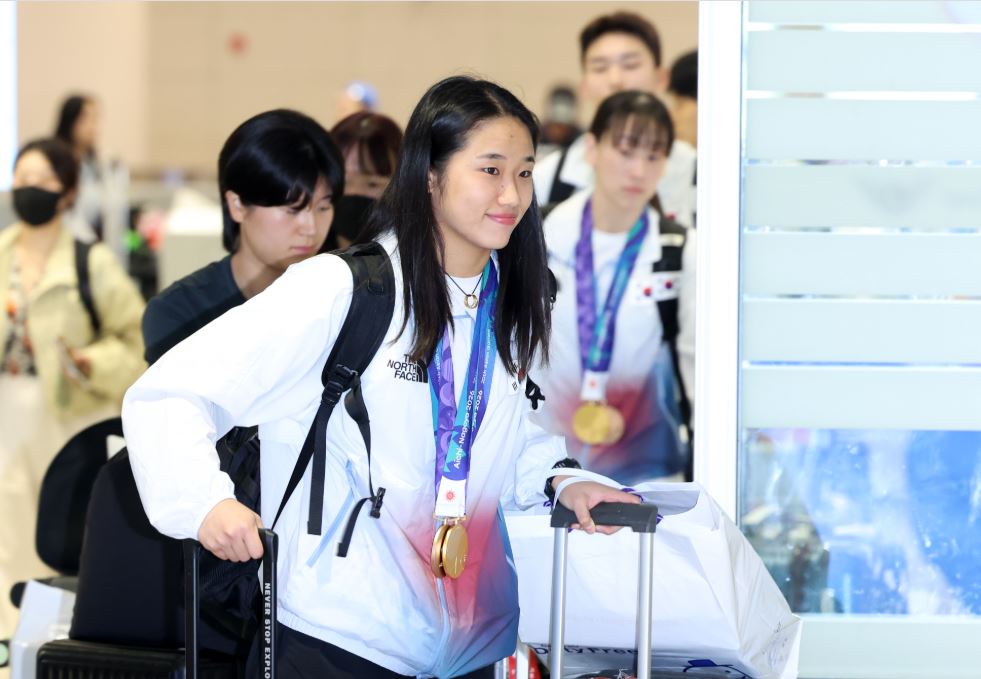 귀국하는 안세영아시안게임 사상 최초로 배드민턴 여자 단식 2연패를 달성한 안세영이 30일 인천국제공항 제2여객터미널을 통해 귀국하고 있다. 안세영은 지난 29일 열린 2026 아이치·나고야 아시안게임 배드민턴 여자 단식 결승에서 일본의 야마구치 아카네(3위)를 2-0(21-17 21-9)으로 완승을 거뒀다. 2026.09.30. 뉴시스