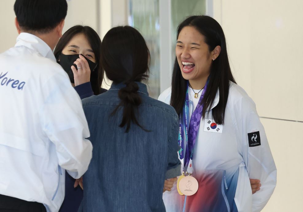 활짝 웃는 안세영아시안게임 사상 최초로 배드민턴 여자 단식 2연패를 달성한 안세영이 30일 인천국제공항 제2여객터미널을 통해 귀국해 인터뷰를 기다리고 있다. 안세영은 지난 29일 열린 2026 아이치·나고야 아시안게임 배드민턴 여자 단식 결승에서 일본의 야마구치 아카네(3위)를 2-0(21-17 21-9)으로 완승을 거뒀다. 2026.09.30. 뉴시스