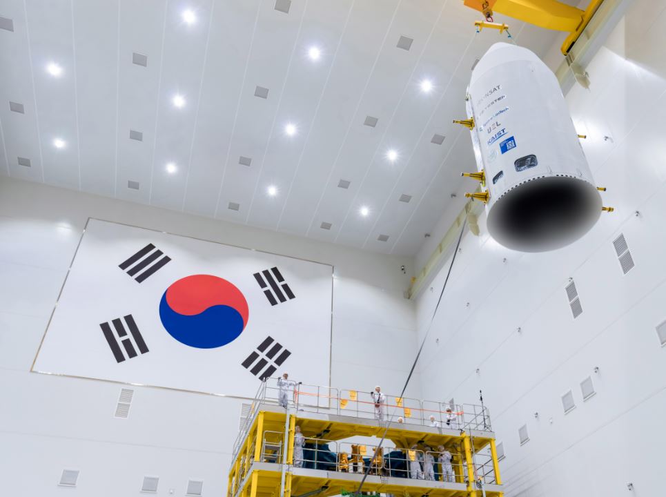 누리호 3단 페어링 결합한국항공우주연구원은 30일 누리호 5차 총조립 관련 사진을 공개했다. 누리호 5차 발사는 오는 10월 7일 진행될 예정이다. 사진은 전남 고흥 항우연 나로우주센터 위성시험동에서 연구진이 누리호 3단 페어링 결합 작업을 하는 모습.  2026.09.30. 한국항공우주연구원 제공