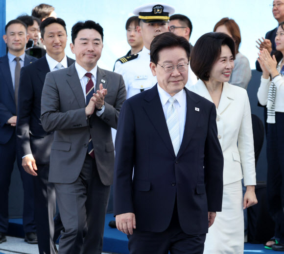 이재명 대통령, 대호김종서함 진수식 참석이재명 대통령과 김혜경 여사가 30일 울산에서 열린 대호김종서함 진수식에 입장하고 있다. 2026.9.30 청와대통신사진기자단