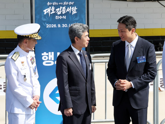 강신철 장관과 정기선 회장강신철 국방부 장관과 정기선 HD현대 회장이 30일 울산에서 열린 대호김종서함 진수식에서 대화하고 있다. 맨 왼쪽은 김경률 해군참모총장. 2026.9.30 청와대통신사진기자단