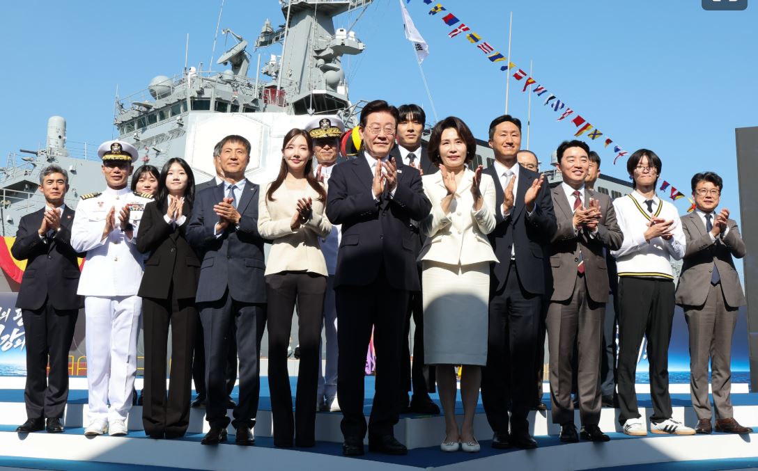 이재명 대통령, 대호김종서함 진수식이재명 대통령과 김혜경 여사를 비롯한 참석자들이 30일 울산에서 열린 대호김종서함 진수식에서 정기선 HD현대회장 등 참석자들과 기념촬영을 하고 있다. 2026.9.30 뉴스1