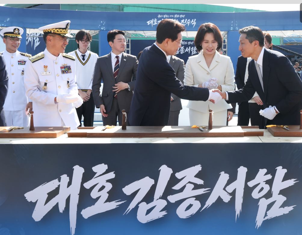 정기선 HD현대회장과 악수하는 이재명 대통령이재명 대통령이 30일 울산에서 열린 대호김종서함 진수식에서 안전항해 기원의식을 마친 뒤 정기선 HD현대회장과 악수하고 있다. 2026.9.30 뉴스1