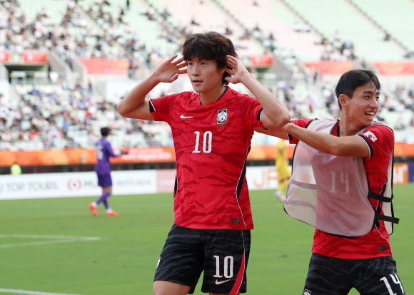 배준호의 역전골!30일 일본 오사카 나가이 스타디움에서 열린 2026 아이치?나고야 아시안게임 남자 축구 준결승 대한민국과 중국의 경기. 후반전 역전골을 넣은 한국 배준호가 세리머니를 하고 있다. 2026.9.30 연합뉴스