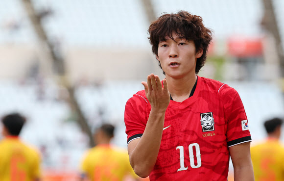 배준호 ‘결승이 보인다!’30일 일본 오사카 나가이 스타디움에서 열린 2026 아이치?나고야 아시안게임 남자 축구 준결승 대한민국과 중국의 경기. 후반전 역전골을 넣은 한국 배준호가 세리머니를 하고 있다. 2026.9.30 연합뉴스