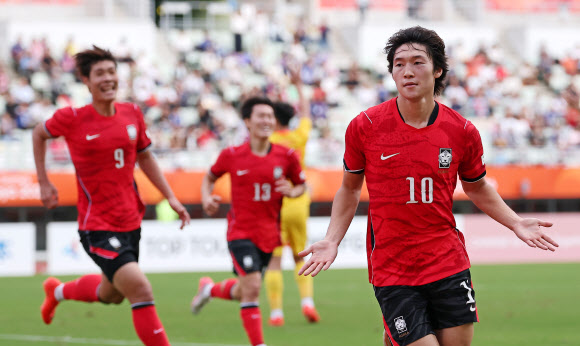 배준호 ‘결승이 보인다!’30일 일본 오사카 나가이 스타디움에서 열린 2026 아이치?나고야 아시안게임 남자 축구 준결승 대한민국과 중국의 경기. 후반전 역전골을 넣은 한국 배준호가 세리머니를 하고 있다. 2026.9.30 연합뉴스