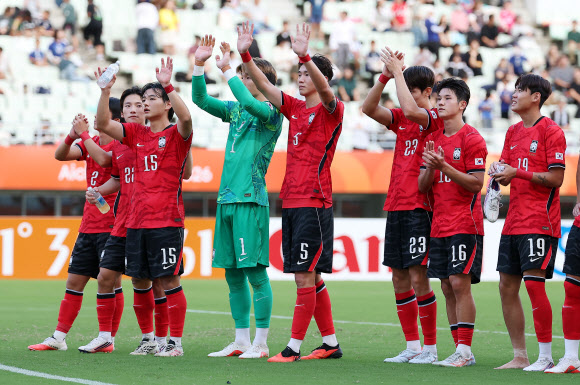 응원단에 인사하는 한국 선수들30일 일본 오사카 나가이 스타디움에서 열린 2026 아이치?나고야 아시안게임 남자 축구 준결승 대한민국과 중국의 경기. 2-1 승리를 거둔 한국 선수들이 응원단을 향해 인사하고 있다. 2026.9.30 연합뉴스