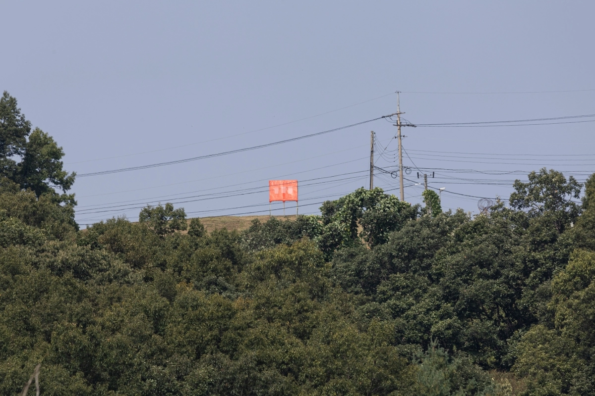 30일 경기도 파주시 접경지역에서 바라본 서부전선 비무장지대(DMZ)에서 붉은색 남방한계선 월경방지표지판 일대가 적막하다. 이날 군과 유엔군사령부는 DMZ에서 발생한 지뢰 폭발 사고에 대해 북측의 정전협정 위반임을 공식 발표했다. 2026.9.30. 연합뉴스