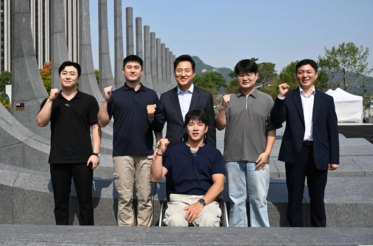 오세훈(뒷줄 가운데) 서울시장이 30일 광화문광장 감사의정원에서 청년부상제대군인들과 기념 촬영을 하고 있다.  서울시 제공