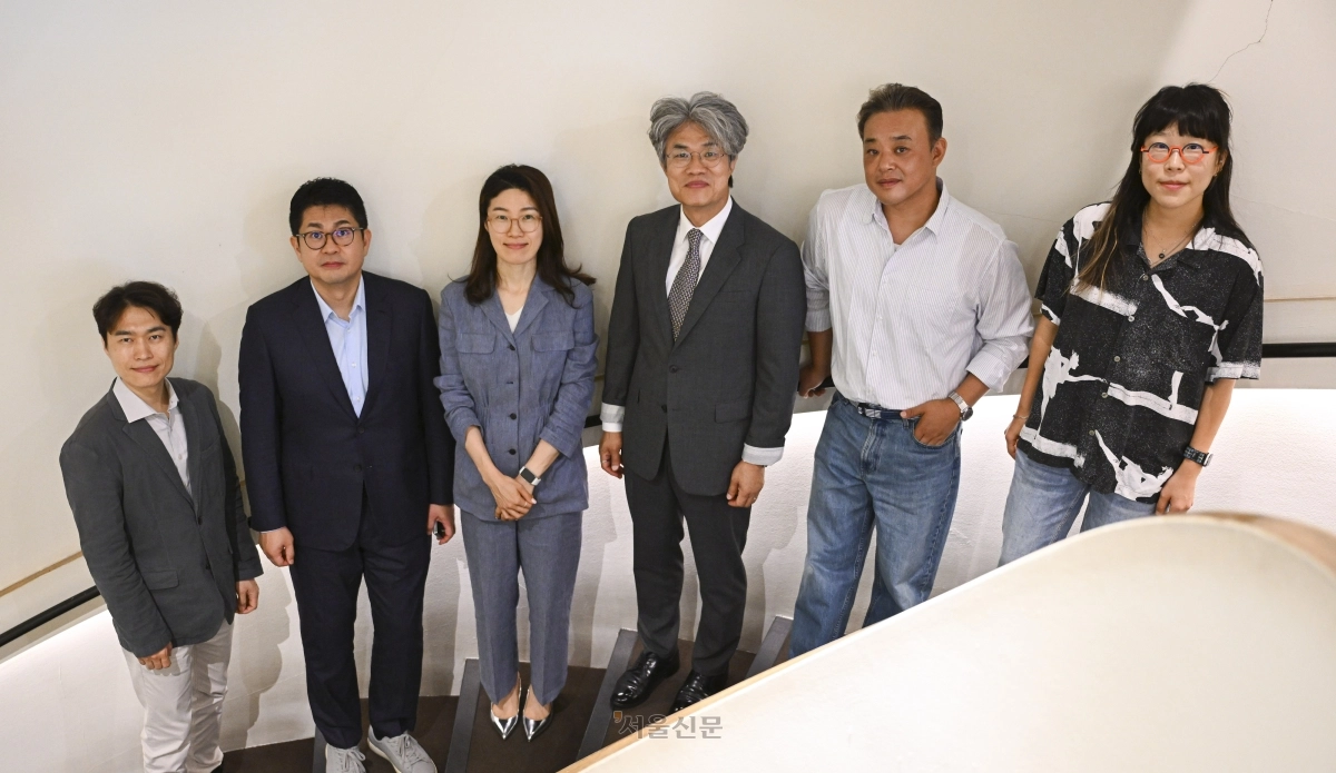 서울신문 독자권익위원회 위원들이 28일 서울 중구 컨퍼런스하우스 달개비에서 기념 촬영을 하고 있다. 왼쪽부터 이명행(SK하이닉스 PR기획팀장) 위원, 홍정석(법무법인 화우 GRC그룹장) 위원, 차윤주(연세드림세무회계 대표) 위원, 김춘식(한국외대 미디어커뮤니케이션학부 교수) 위원장, 박경환(서울시 민생노동국장) 위원, 이상은(고려대 미디어학과 석사과정) 위원.  이지훈 기자