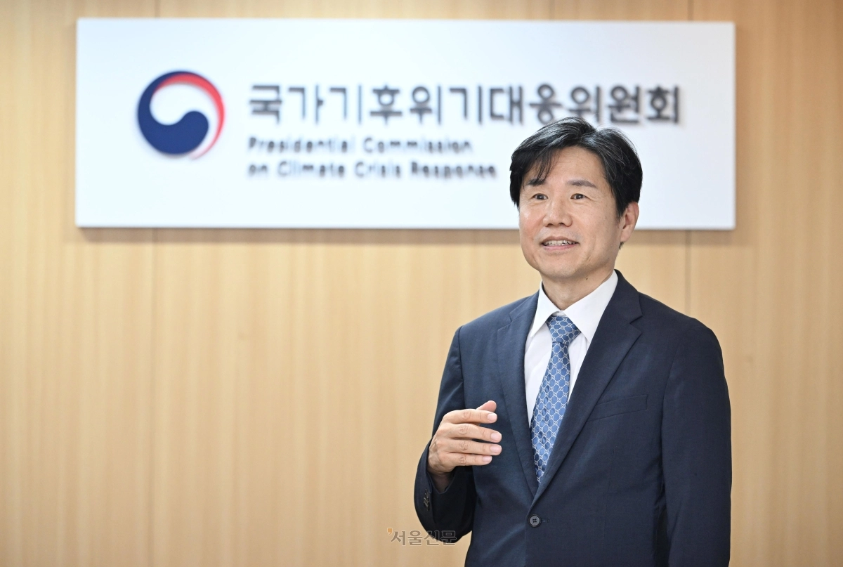 이창훈 국가기후위기대응위원회 공동위원장이 지난 22일 서울 강남구 한국과학기술회관 내 사무실에서 인터뷰하고 있다. 도준석 전문기자