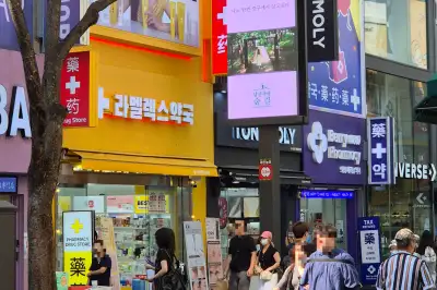 올영·다이소까지 넘본다… K뷰티의 성지 된 ‘K약국’