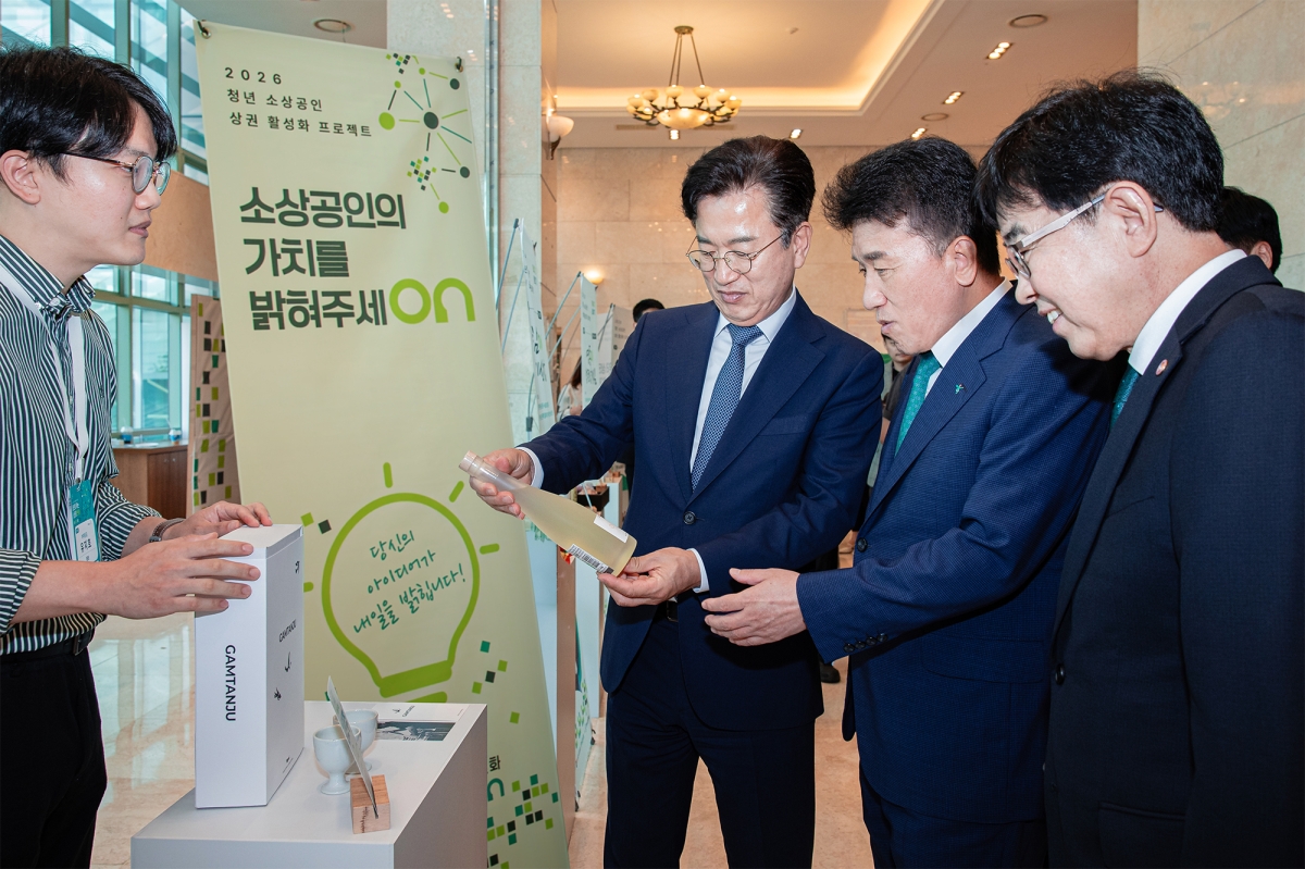 함영주(오른쪽 두 번째) 하나금융그룹 회장과 인태연(맨 오른쪽) 소상공인시장진흥공단 이사장이 지난 29일 청년 소상공인이 소개하는 상품을 살펴보고 있다. 하나금융그룹 제공