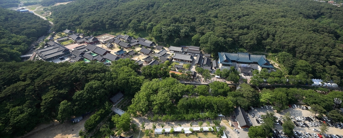 양산 통도사 전경. 통도사에서는 ‘통도, 고요에 이르다’를 주제로 국가유산 미디어아트가 열리고 있다. 경남도 제공