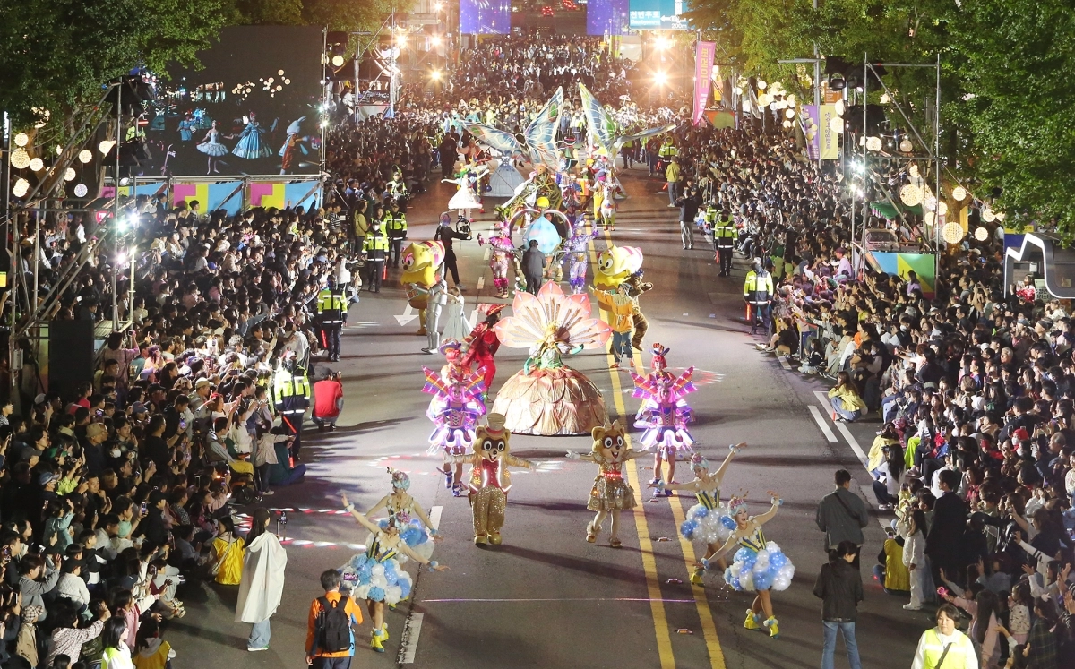 지난해 열린 ‘제22회 추억의 충장축제’ 퍼레이드 장면. 동구 제공