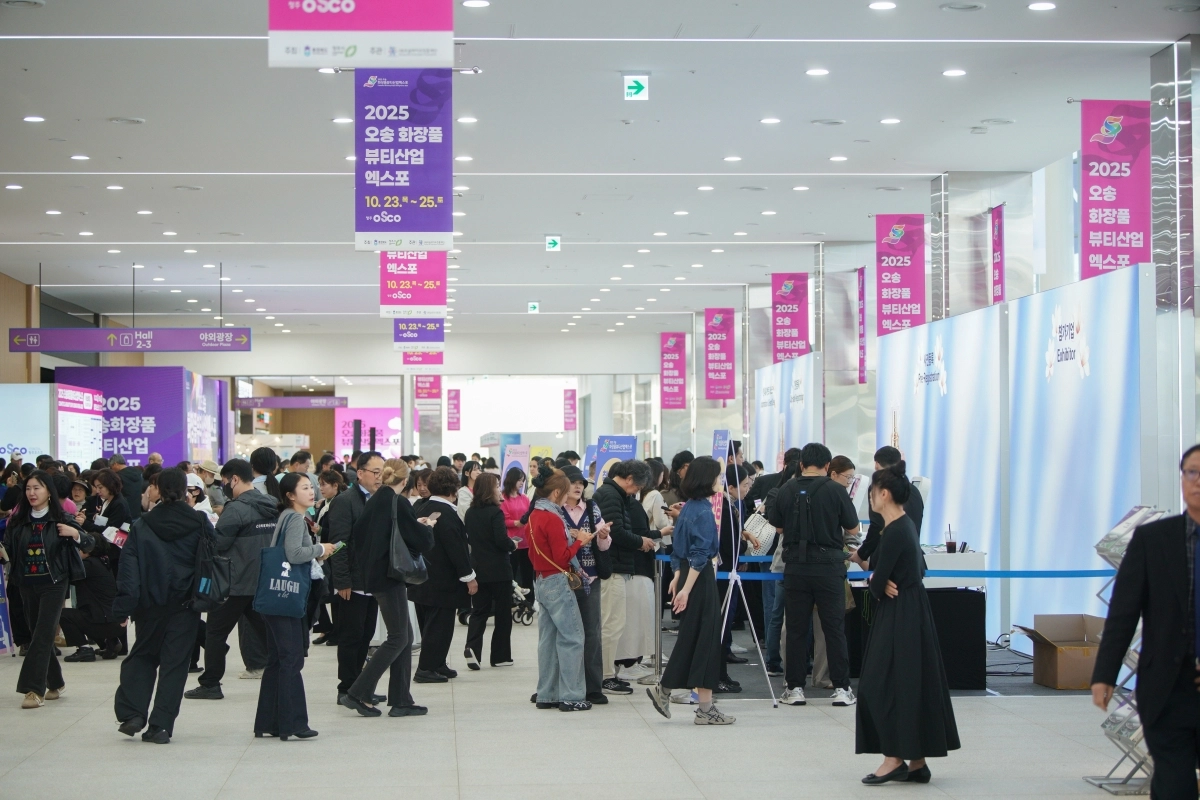 지난해 열린 2025 오송 화장품뷰티산업엑스포를 찾은 방문객들이 입장을 위해 대기중인 모습. 충북도 제공