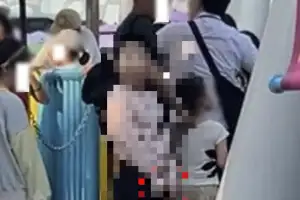 thumbnail - “설마 여기서?”…롯데월드 대기줄서 바지 내린 아이, 결국 ‘그 행동’ 충격 thumbnail - “설마 여기서?”…롯데월드 대기줄서 바지 내린 아이, 결국 ‘그 행동’ 충격