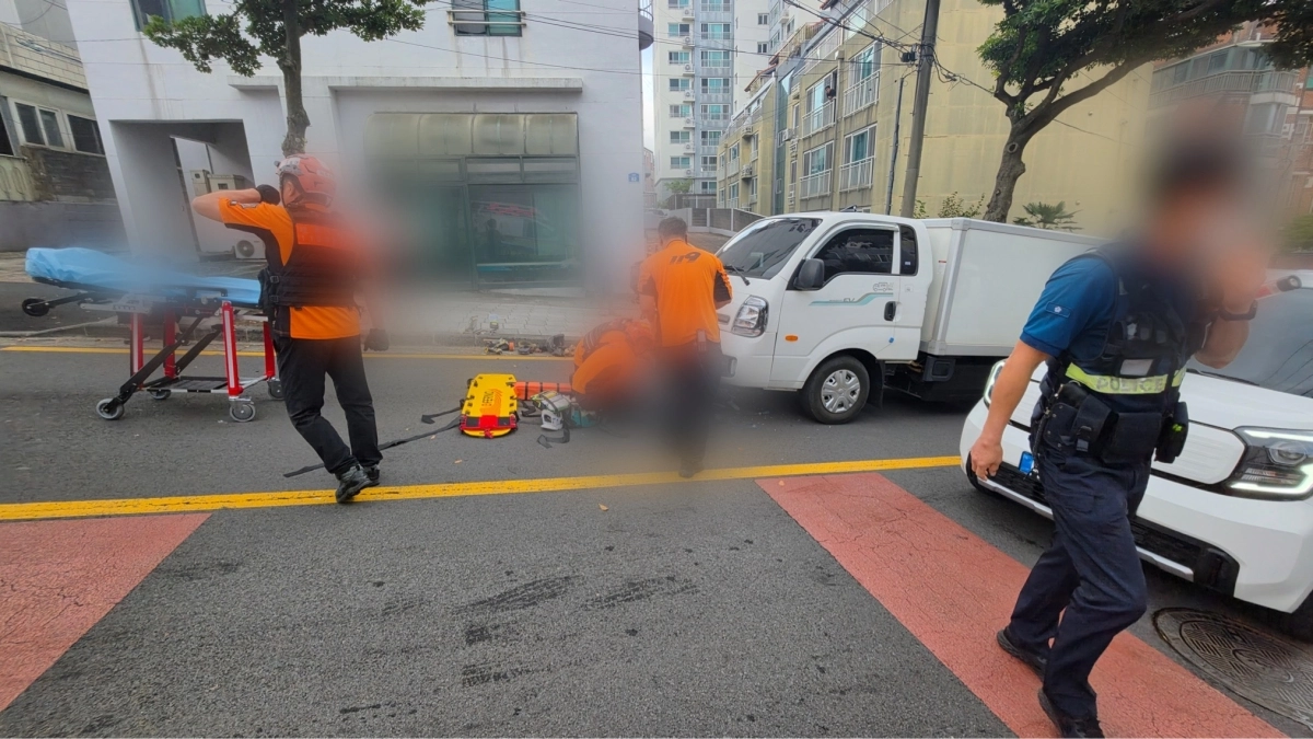 30일 오후 3시 36분쯤 제주시 도남동의 한 사거리 도로에서 폭스바겐 제타 승용차가 앞서 정차해 있던 오토바이와 차량 등을 잇달아 들이받는 6중 추돌사고가 발생해 소방당국이 사고를 수습하고 있다. 제주도소방안전본부 제공