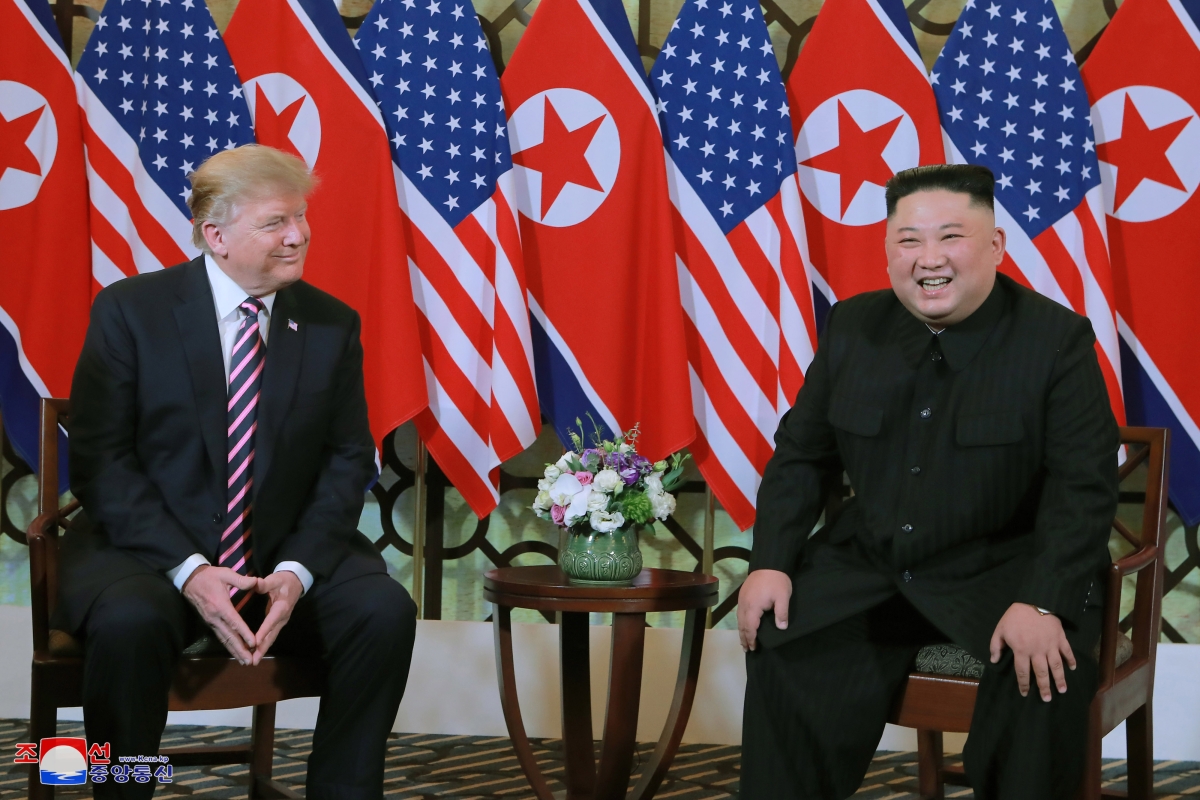 김정은 북한 국무위원장이 베트남 하노이 메트로폴 호텔에서 도널드 트럼프 미국 대통령과 만나 환담과 만찬을 했다고 조선중앙통신이 27일 보도했다. 2019.2.28. 연합뉴스