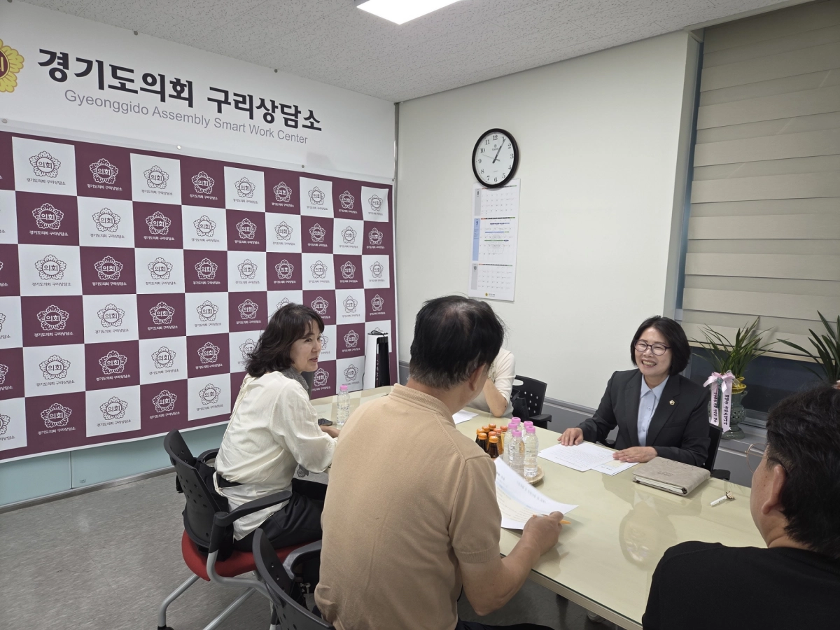 ▲장승희 의원이 9월 29일 경기도의회 구리상담소에서 구리시 사립유치원연합회 회장단과 간담회를 열고 유보통합 현안을 논의하고 있다. (사진=경기도의회)