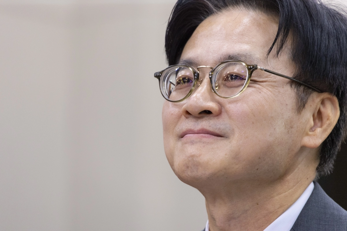 옅은 미소짓는 김정관 산업부 장관