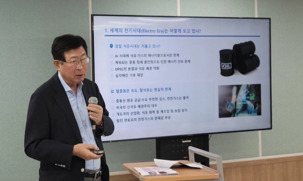 조환익 전 한국전력공사 사장이 지난달 30일 오후 동신대 대정도서관에서 ‘전기국가 시대에 던지는 10가지 화두’를 주제로 특별강연을 하고 있다.