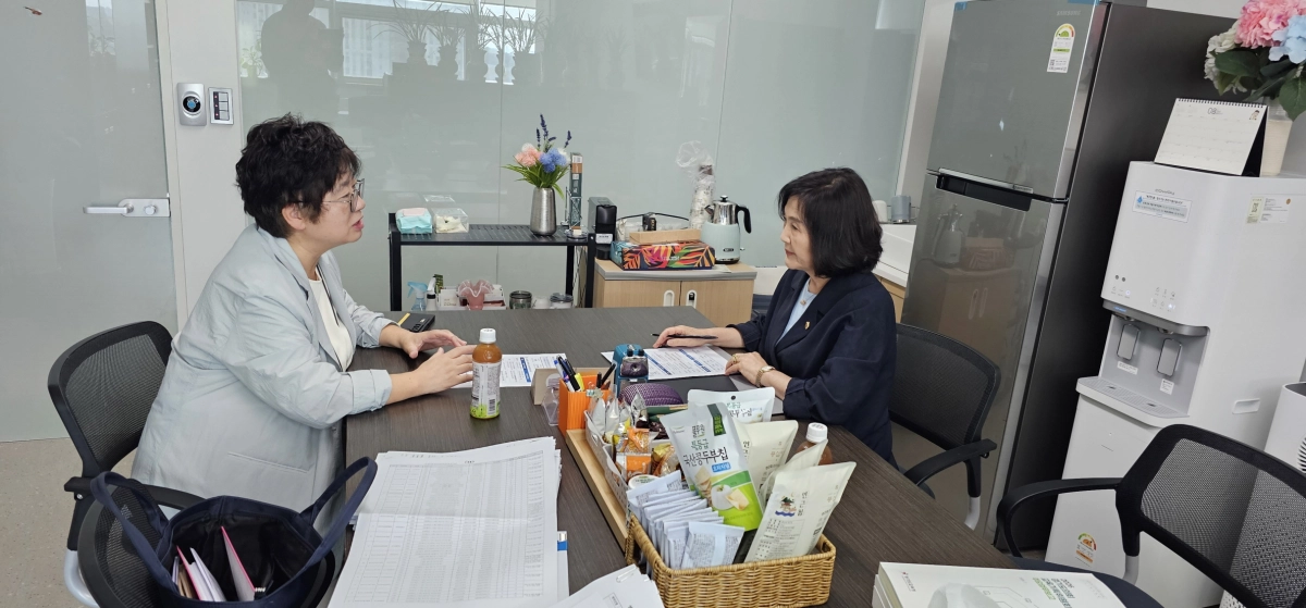 ▲김영희 경기도의회 교육기획위원회 부위원장(오른쪽)이 30일 도의회 의원실에서 경기도교육청 평생교육과 관계자와 정담회를 열고 대안교육기관 현황 및 관리체계를 점검하고 있다. (사진=경기도의회)