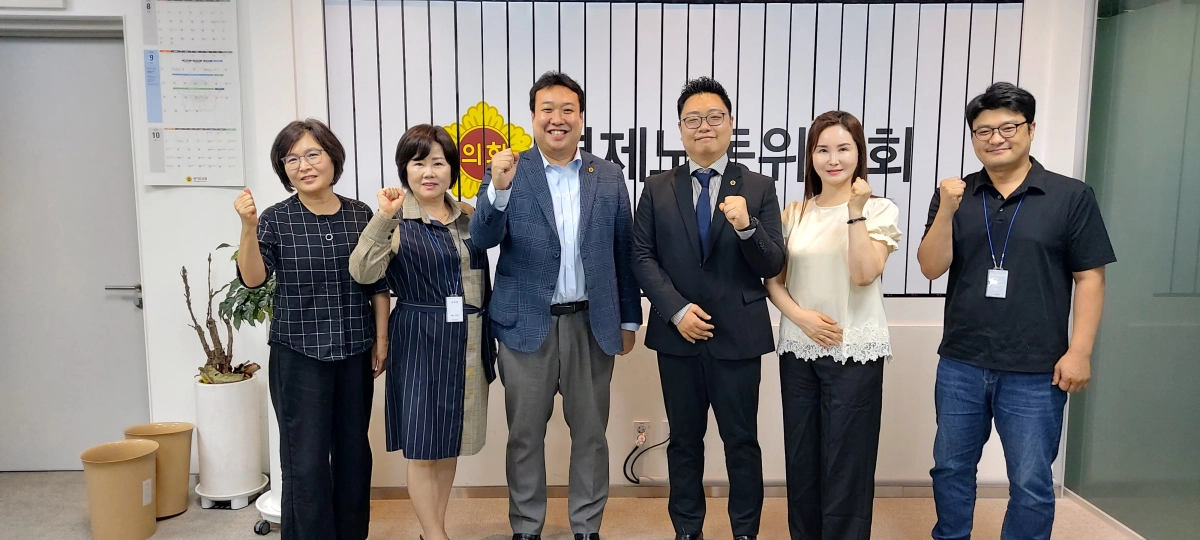 ▲한영수 의원(왼쪽 네 번째), 이기대 의원(왼쪽 세 번째)이 30일 경기도의회 경제노동위원회 소회의실에서 용인시 사회적경제 관련 협의회 회장단과 간담회를 마친 뒤 기념촬영을 하고 있다. (사진=경기도의회)