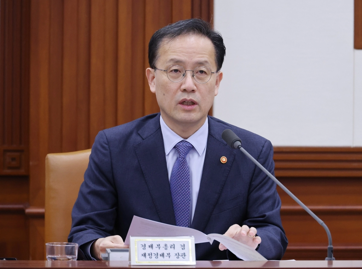 이형일 부총리 겸 재정경제부 장관이 1일 서울 종로구 정부서울청사에서 취임 이후 첫 비상경제본부회의 겸 경제관계장관회의를 주재하고 있다. 연합뉴스