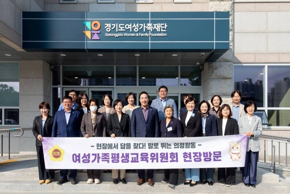 ▲ 참석자들과 기념촬영하는 이채명 의원(사진=경기도의회)