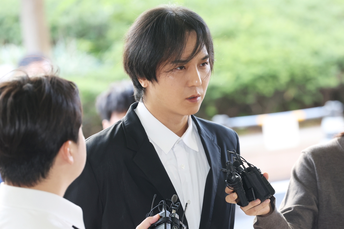 병역법 위반 혐의를 받는 가수 송민호가 1일 서울서부지법에서 열리는 선고 공판에 출석하며 취재진 질문에 답하고 있다. 2026.10.1. 연합뉴스