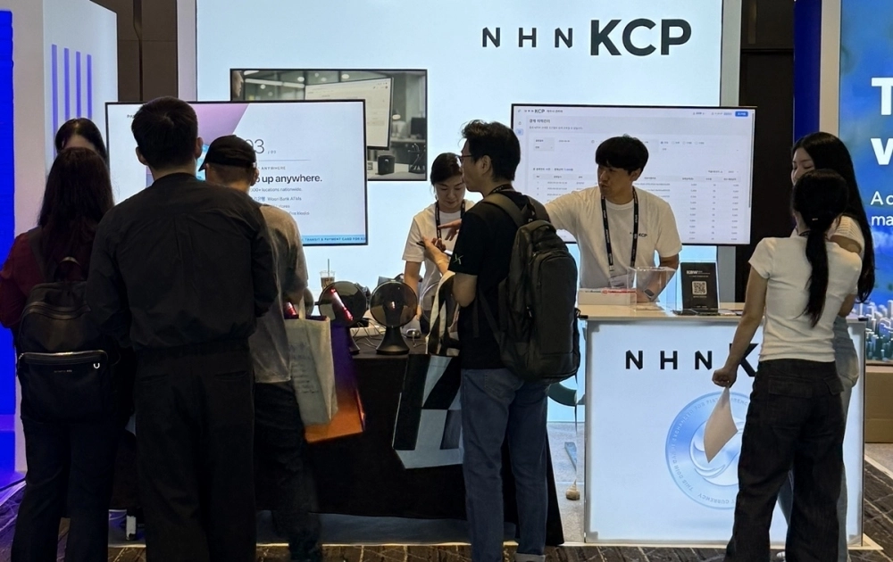 9월 30일 서울 워커힐 호텔앤리조트에서 열린 ‘KBW2026’ NHN KCP 부스에서 참관객이 원화 스테이블코인 결제 시연을 체험하고 있다