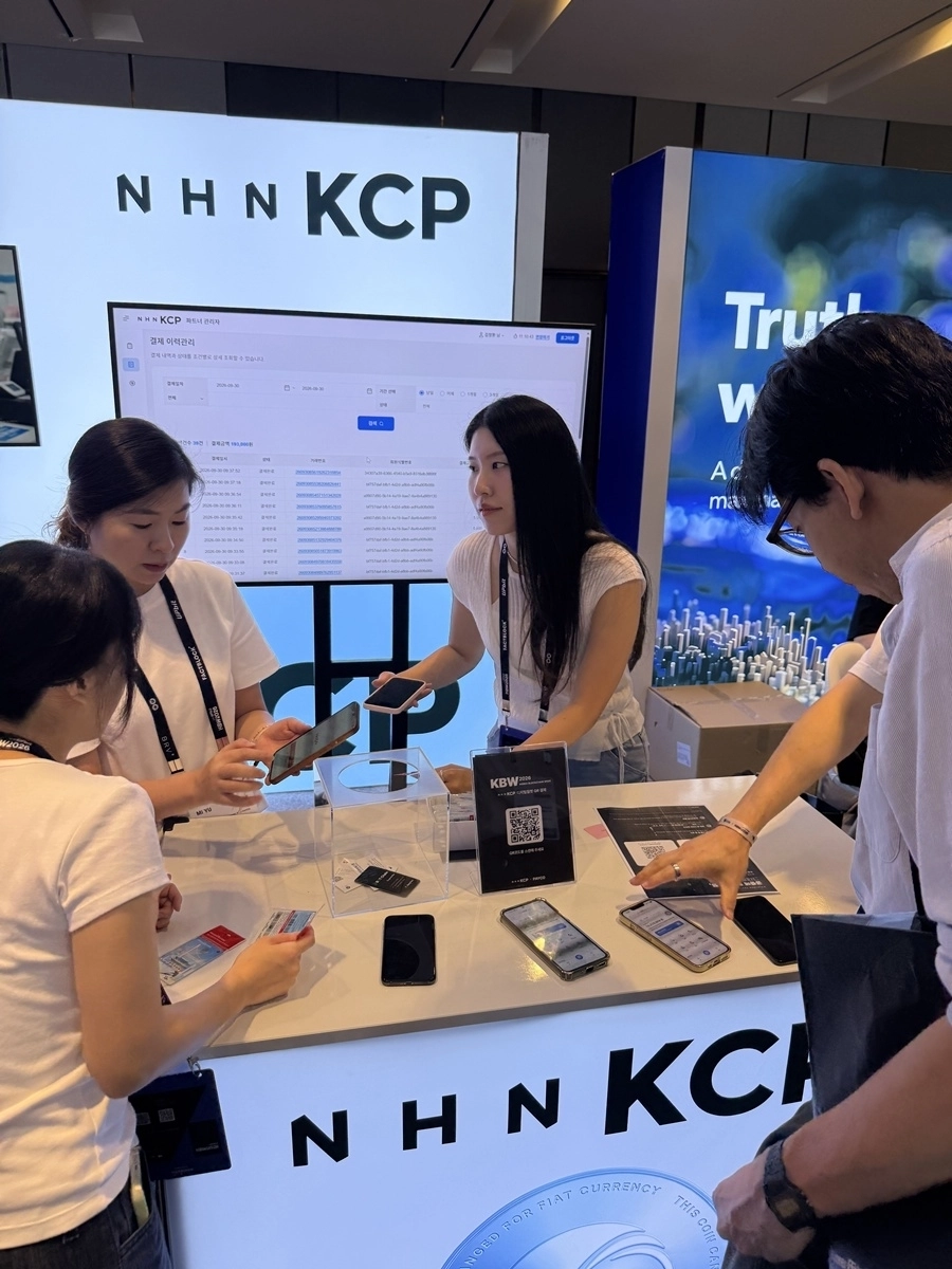 9월 30일 서울 워커힐 호텔앤리조트에서 열린 ‘KBW2026’ NHN KCP 부스에서 참관객이 원화 스테이블코인 결제 시연을 체험하고 있다