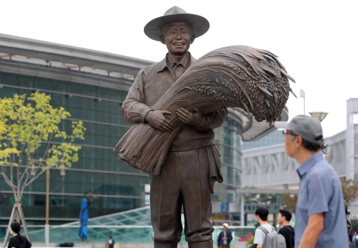 동대구역에 있는 박정희 전 대통령 동상. 뉴스1