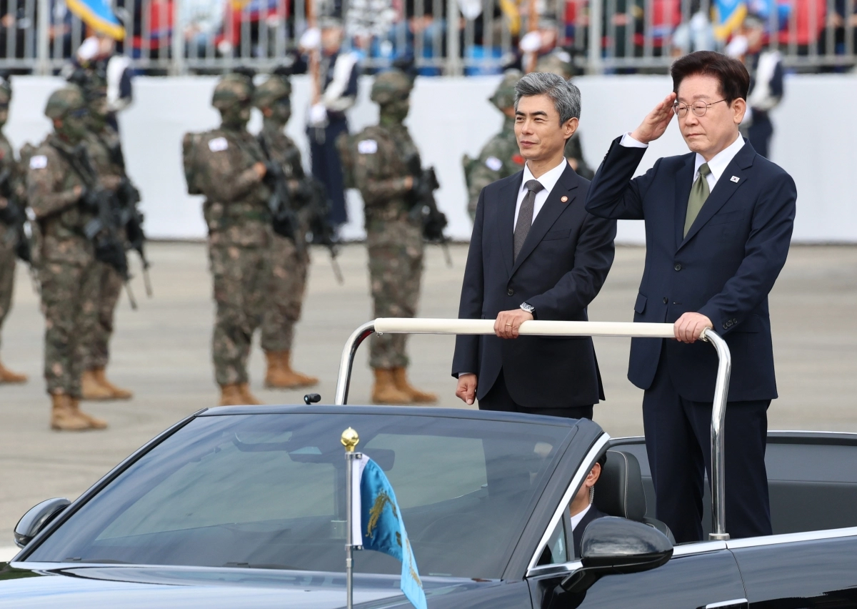 이재명 대통령이 1일 충남 계룡대에서 열린 제78주년 국군의 날 기념행사에서 열병차량에 탑승해 사열하고 있다. 왼쪽은 강신철 국방부 장관. 연합뉴스