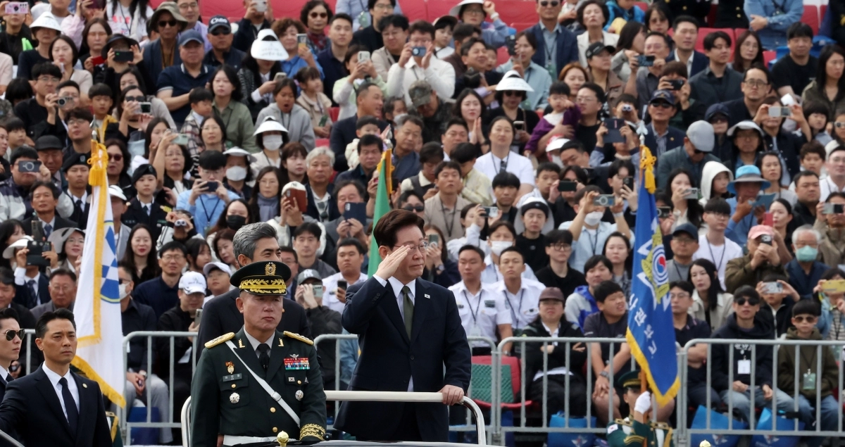 이재명 대통령이 1일 충남 계룡대에서 열린 제78주년 국군의 날 기념행사에서 열병차량에 탑승해 사열하고 있다. 연합뉴스