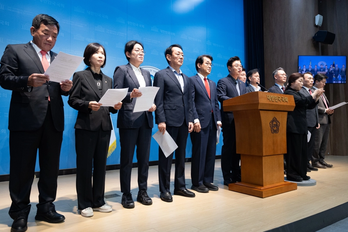 국회 산업통상자원중소벤처기업위원회·재정경제기획위원회 국민의힘 위원들이 1일 서울 여의도 국회 소통관에서 ‘알래스카 LNG 포함’ 대미투자 관련 이재명 정부의 굴종·무능 외교 긴급 규탄 기자회견을 하고 있다. 뉴스1