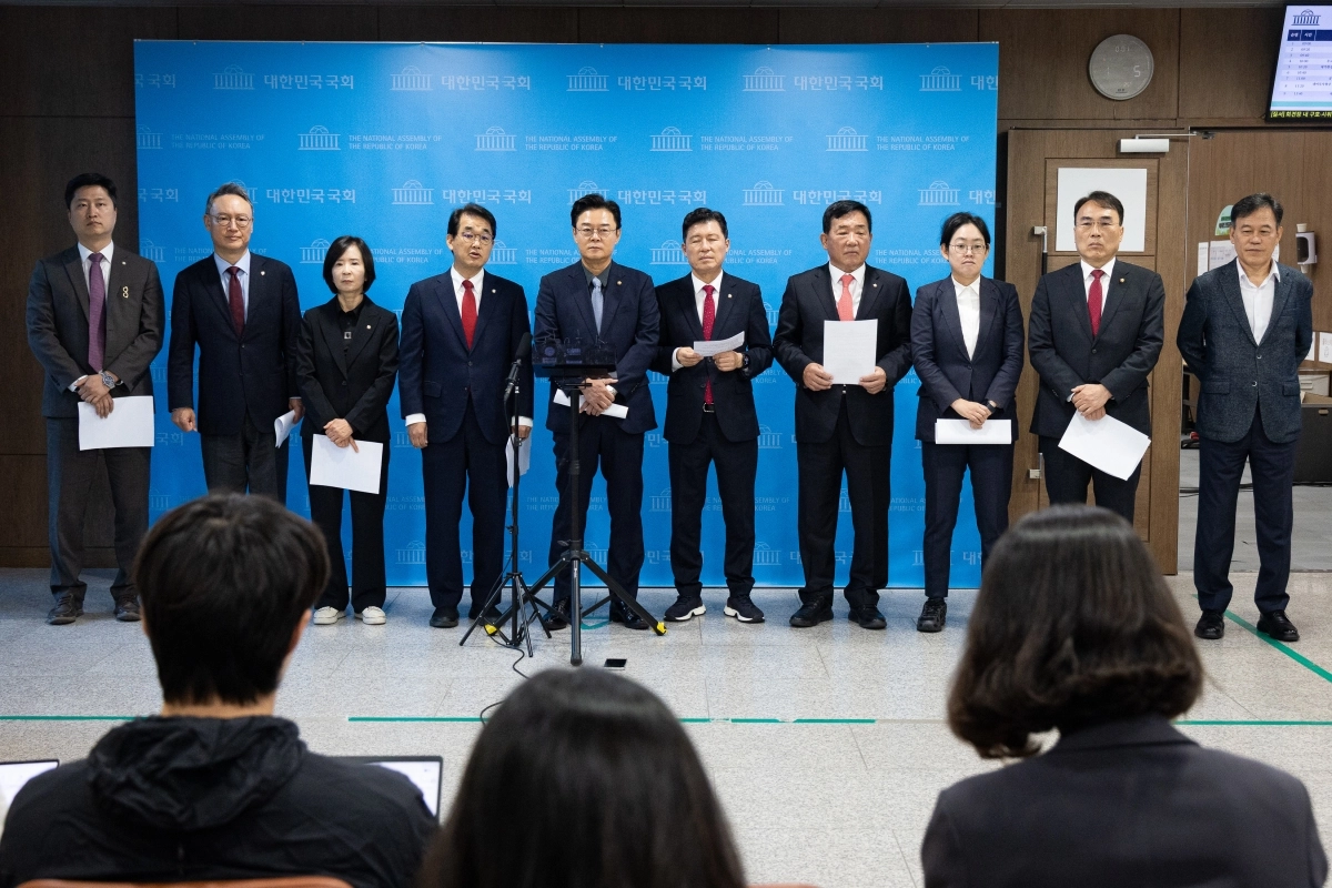 국회 산업통상자원중소벤처기업위원회·재정경제기획위원회 국민의힘 위원들이 1일 서울 여의도 국회 소통관에서 ‘알래스카 LNG 포함’ 대미투자 관련 이재명 정부의 굴종·무능 외교 긴급 규탄 기자회견 후 취재진 질문에 답하고 있다. 뉴스1