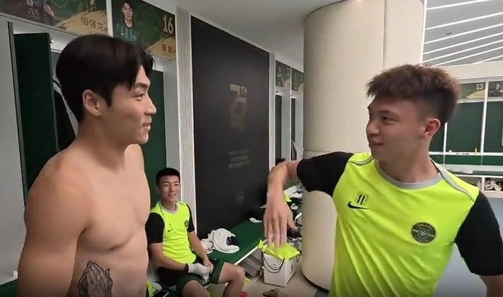 중국 U23 대표팀 왕위둥(오른쪽)이 소속팀인 저장FC 라커룸에서 팀 동료인 축구대표팀 미드필더 박진섭(왼쪽) 앞에서 그룹 에이티즈의 ‘배드’ 춤을 추고 있다. 자료 : 저장FC 더우인