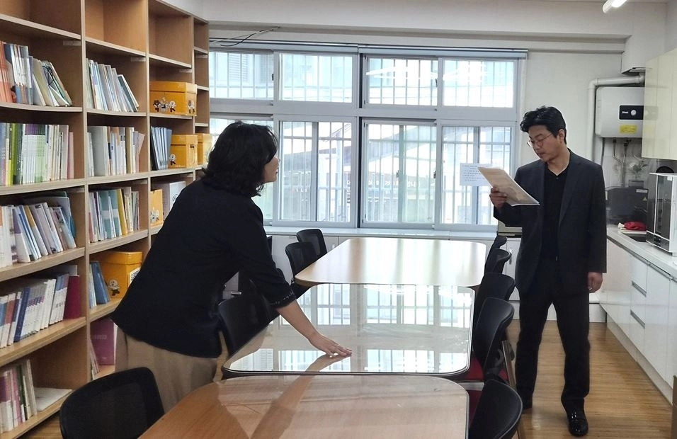 선린초 민원응대실을 둘러보고 있는 장태용 의원. 서울시의회 제공