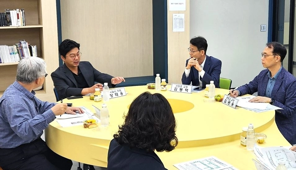 선린초·둔촌중·둔촌고 학교 간담회 진행중인 장태용 의원. 서울시의회 제공